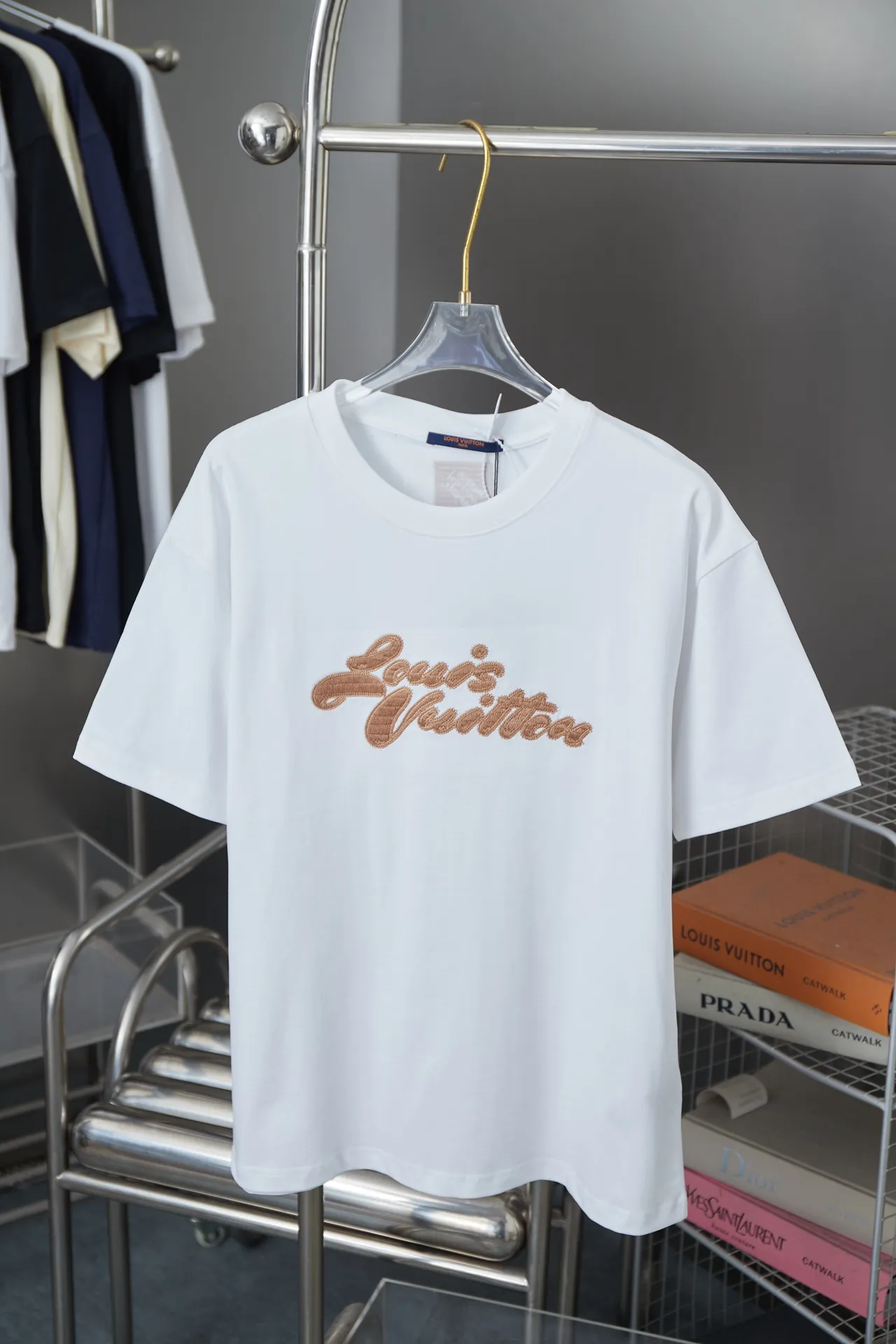 🅿️180 Louis LV 25ss new early spring short-sleeved LV letter logo embroidered short-sleeved light luxury essential item for daily commuting for men and women Correct version Welcome to compare Detailed features · Gold thread embroidery chapter technology is combined, interweaving metal threads with other silk threads · Double-needle stitching cross-stitch technology · Original main mark washed tag brand moisture-proof paper packaging Color: black/white Size: S/M/L/XL